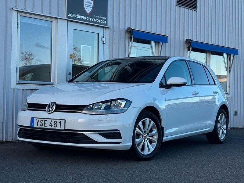 Vit Begagnad 2017 VW Golf VII Halvkombi | 159 900 kr (Marknadspris) - Bild 1/4