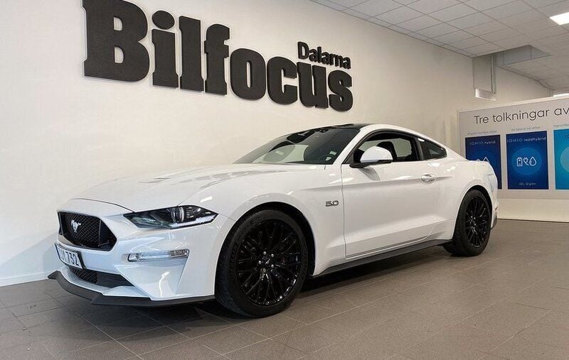 Vit Begagnad 2018 Ford Mustang GT Fastback Sportkupé | 434 000 kr (Marknadspris) - Bild 1/4