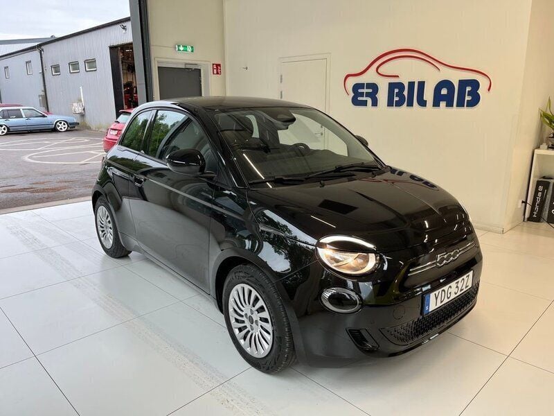 Svart Begagnad 2023 Fiat 500e Halvkombi | 249 900 kr (Lite dyr) - Bild 1/4