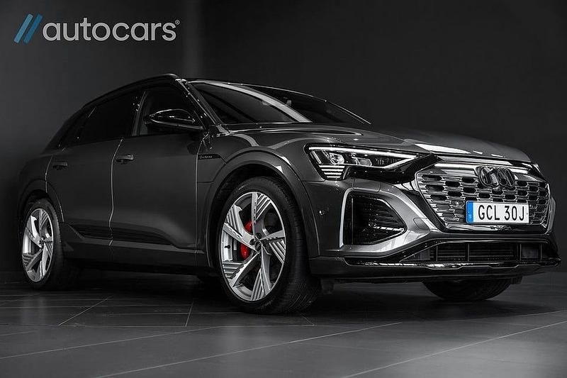 Begagnad Audi Q8 e-tron S-Line 300 kW (408 HK) 2023 Grå SUV