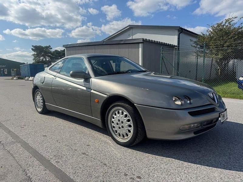 Begagnad Alfa Romeo GTV Lusso 150 HK (110 kW) 1995 Röksilvermetallic Sportkupé