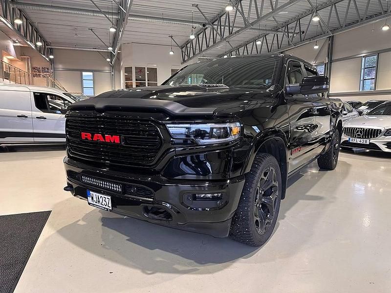 Svart Begagnad 2023 RAM 1500 Pickup | 1 137 380 kr - Bild 1/4