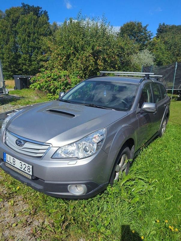 Silver Begagnad 2011 Subaru Outback SUV | 30 000 kr (Superpris) - Bild 1/4