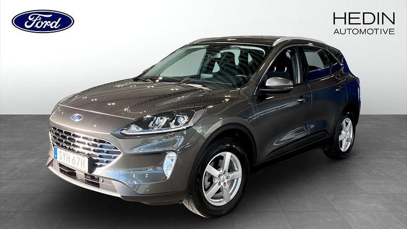 Grå (blue) Begagnad 2023 Ford Kuga Titanium SUV | 254 900 kr (Marknadspris) - Bild 1/4