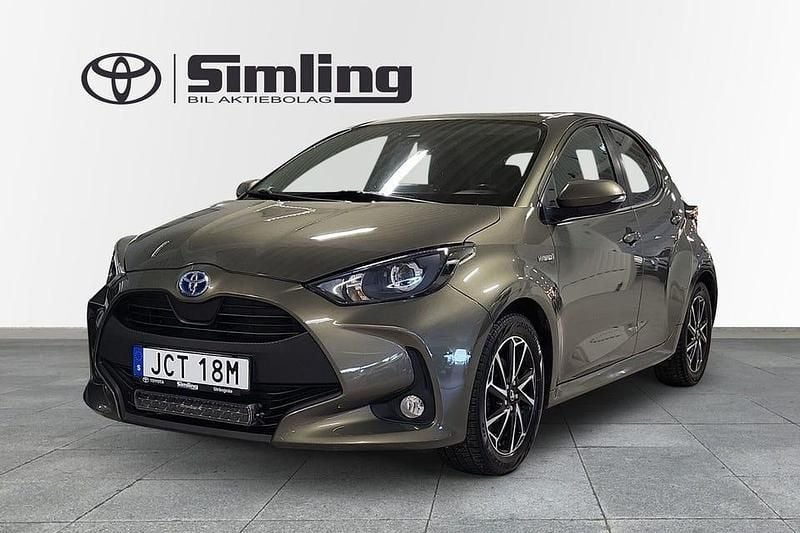 Grön Begagnad 2020 Toyota Yaris Hybrid Active Halvkombi | 164 900 kr (Marknadspris) - Bild 1/3