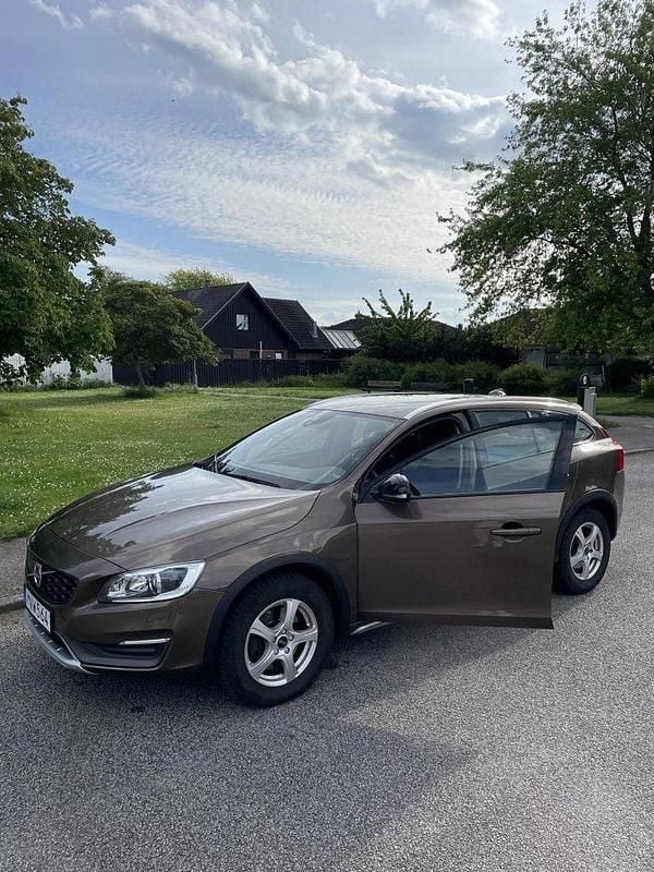Brun Begagnad 2016 Volvo V60 CC Momentum Kombi | 210 000 kr (Bra pris) - Bild 1/4