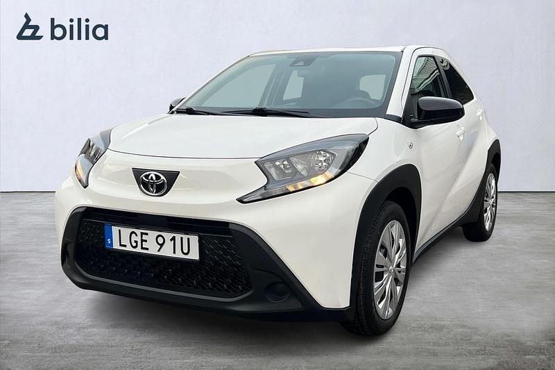 Vit Begagnad 2022 Toyota Aygo X Play SUV | 179 900 kr (Dyr) - Bild 1/3