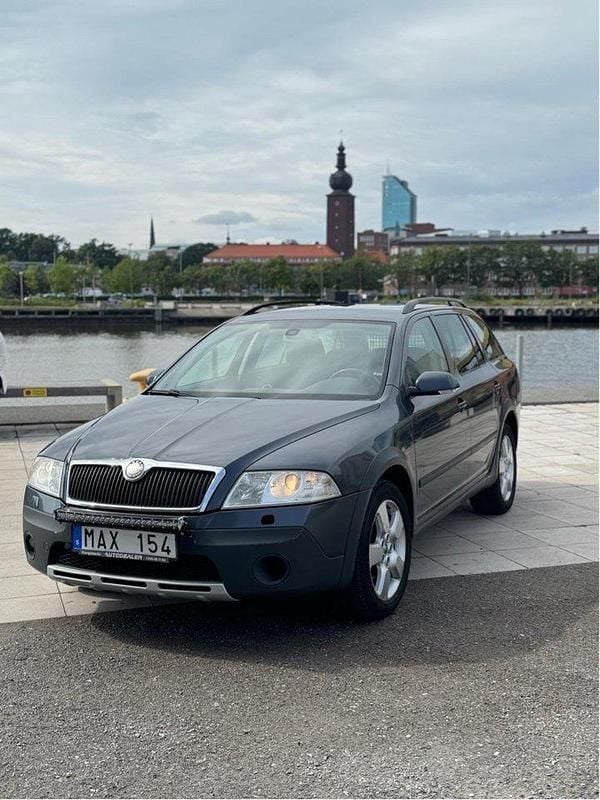 Grå Begagnad 2008 Skoda Octavia Scout Kombi | 25 000 kr - Bild 1/4