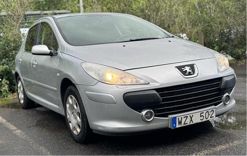 Grå Begagnad 2006 Peugeot 307 Halvkombi | 23 000 kr (Marknadspris) - Bild 1/4