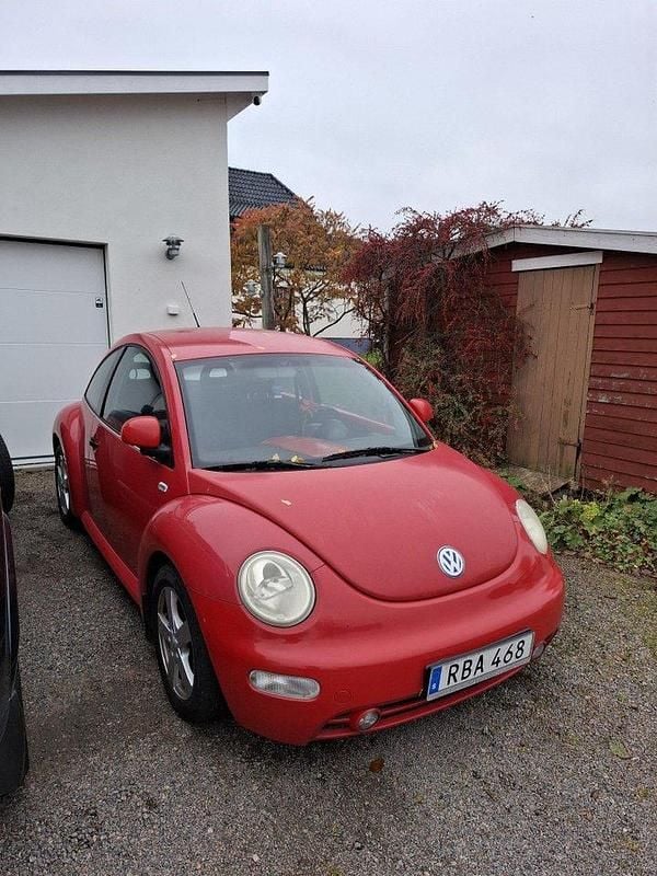 Röd Begagnad 2000 VW Beetle Highline Halvkombi | 12 000 kr (Superpris) - Bild 1/4