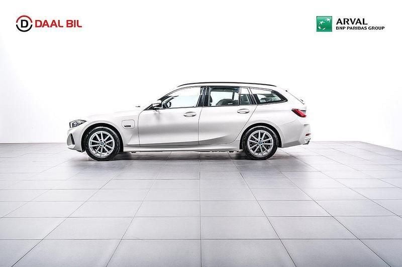 Vit Begagnad 2022 BMW 330e Shadowline Kombi | 349 900 kr (Bra pris) - Bild 1/4
