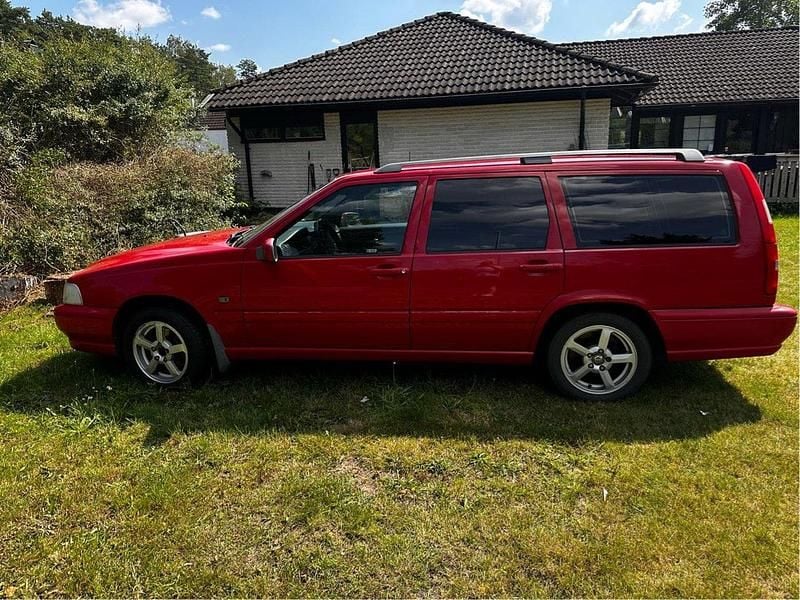 Röd Begagnad 2000 Volvo V70 Standard Kombi | 12 000 kr (Marknadspris) - Bild 1/4