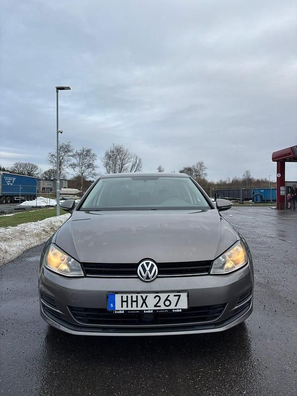 Begagnad VW Golf VII 110 HK (80 kW) 2016 Halvkombi