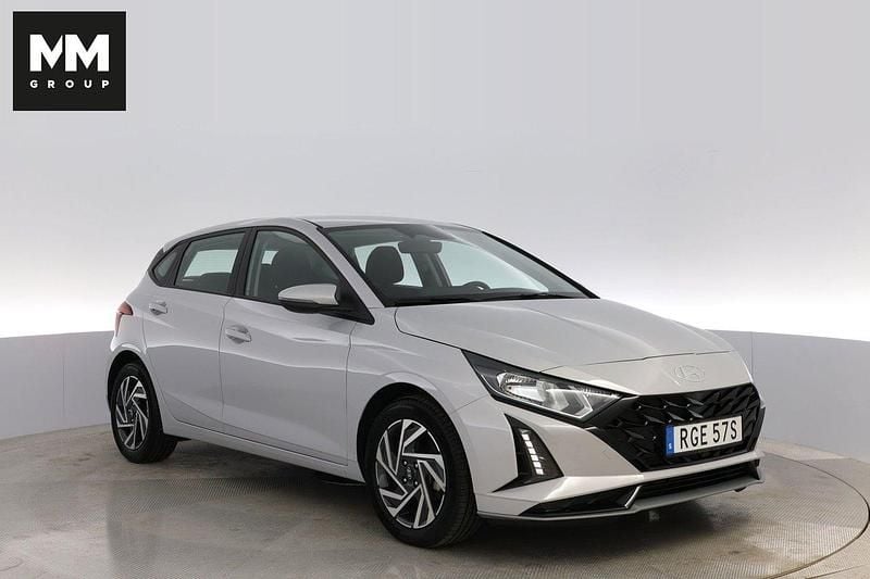 Grå Begagnad 2024 Hyundai i20 Essential Halvkombi | 229 000 kr (Marknadspris) - Bild 1/4