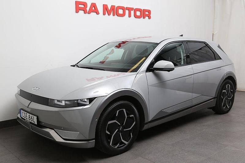 Grå Begagnad 2023 Hyundai Ioniq 5 Advanced SUV | 449 900 kr (Lite dyr) - Bild 1/3