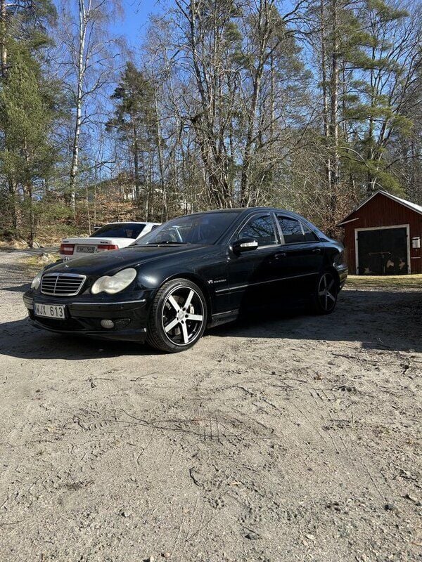 Blå Begagnad 2002 Mercedes C32 AMG Avantgarde Sedan | 115 000 kr - Bild 1/4