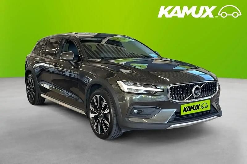Silver/grå Begagnad 2022 Volvo V60 CC Momentum Kombi | 339 600 kr (Marknadspris) - Bild 1/3