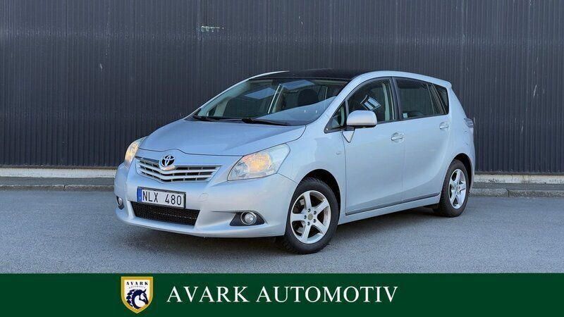 Silver Begagnad 2011 Toyota Verso Minibuss | 73 500 kr (Marknadspris) - Bild 1/4