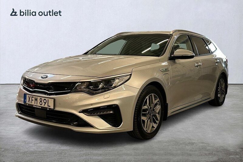 Grå Begagnad 2018 Kia Optima Hybrid 2 Sedan | 189 900 kr (Marknadspris) - Bild 1/4