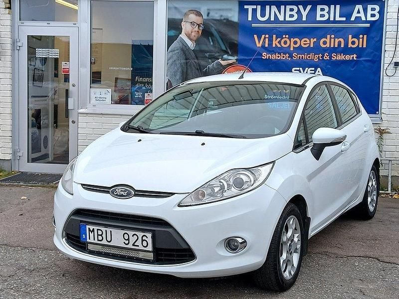 Vit Begagnad 2011 Ford Fiesta Titanium Halvkombi | 49 900 kr (Marknadspris) - Bild 1/4