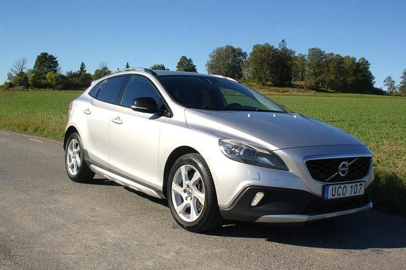 Silver Begagnad 2015 Volvo V40 CC Momentum Kombi | 119 900 kr (Superpris) - Bild 1/4