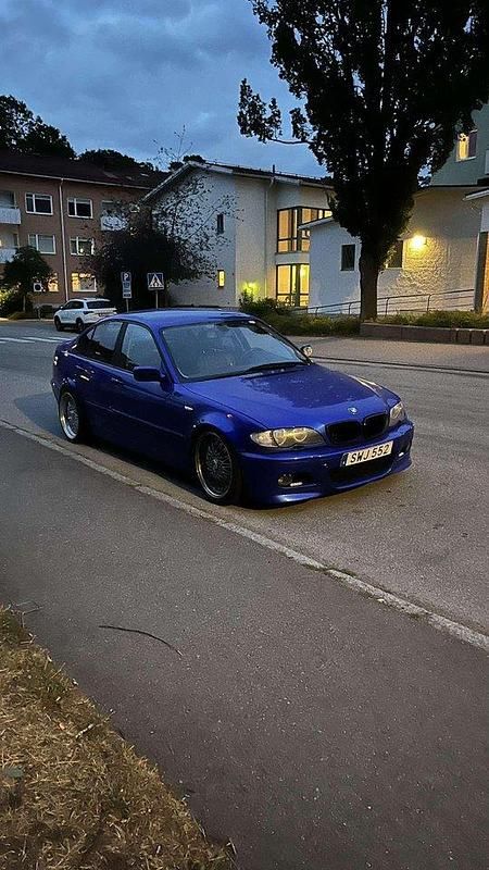 Grå Begagnad 2002 BMW 320 Sedan | 50 000 kr (Dyr) - Bild 1/4