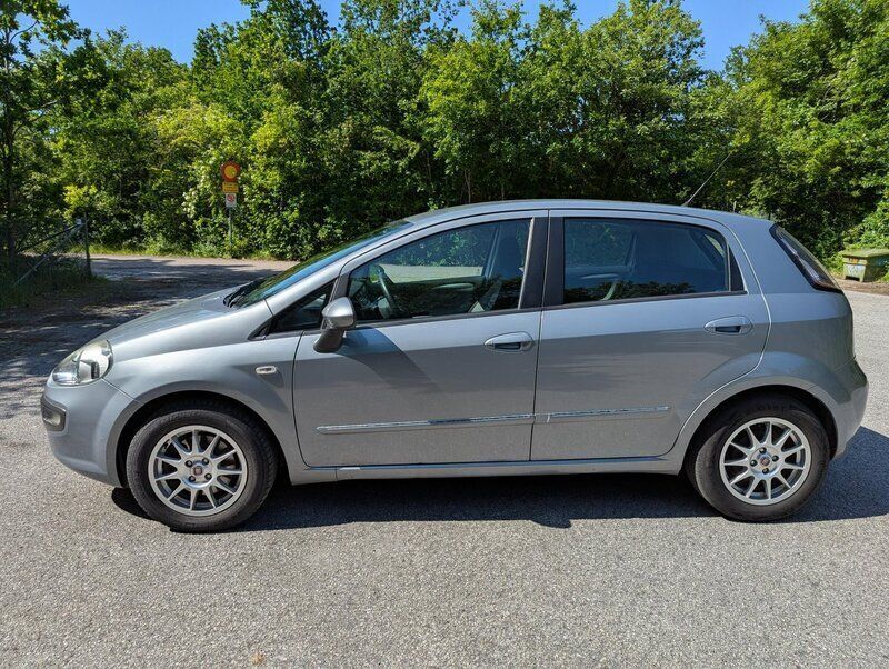 Grå Begagnad 2011 Fiat Punto Evo Dynamic Halvkombi | 39 000 kr - Bild 1/4