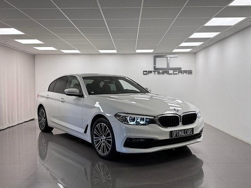 Vit Begagnad 2019 BMW 530e iPerformance Sedan | 339 900 kr (Marknadspris) - Bild 1/4