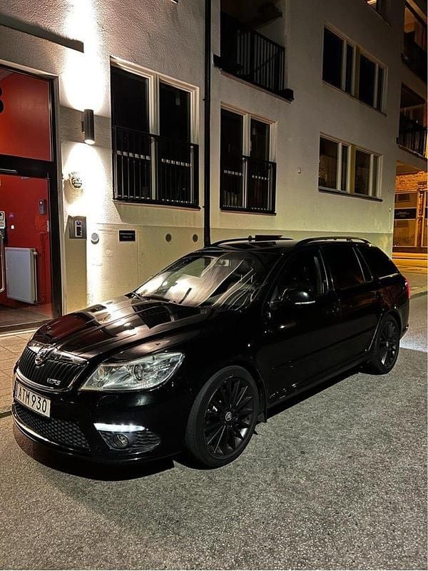 Svart Begagnad 2011 Skoda Octavia RS Kombi | 79 900 kr (Marknadspris) - Bild 1/4