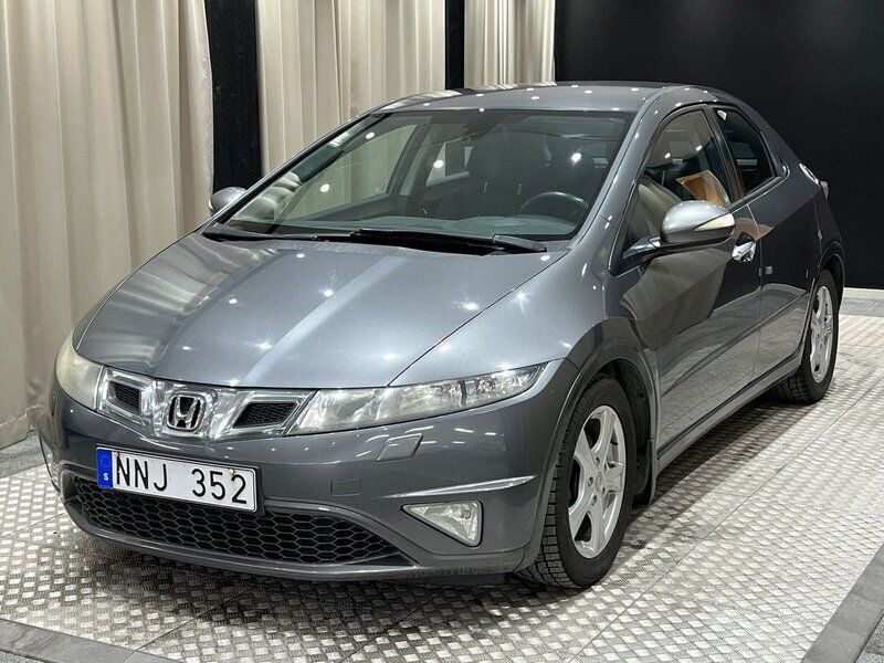 Ljusgrå Begagnad 2010 Honda Civic Sport Halvkombi | 64 900 kr (Marknadspris) - Bild 1/4