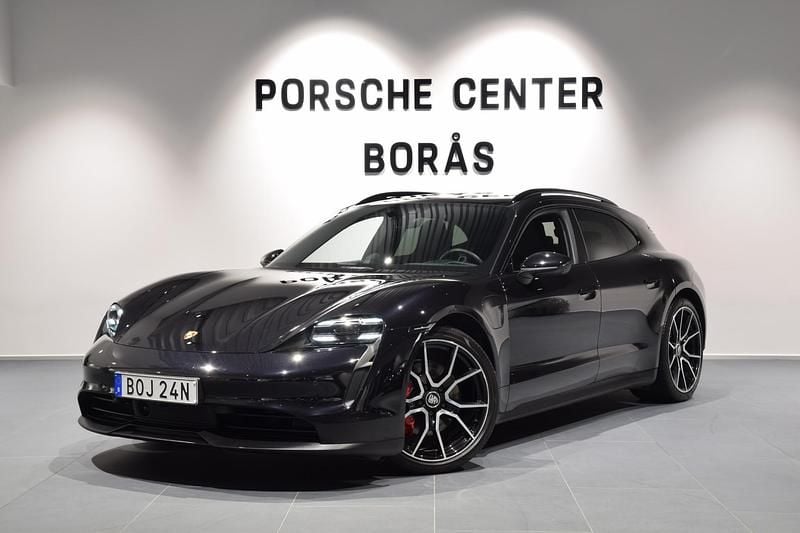 Svart (black) Begagnad 2022 Porsche Taycan 4S Sport Turismo Sedan | 819 000 kr (Marknadspris) - Bild 1/4