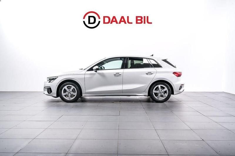 Vit Begagnad 2021 Audi A3 Ambition Sedan | 224 700 kr (Marknadspris) - Bild 1/4