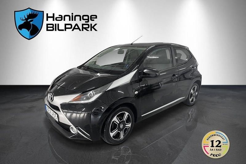 Svart Begagnad 2014 Toyota Aygo Halvkombi | 69 995 kr (Marknadspris) - Bild 1/2