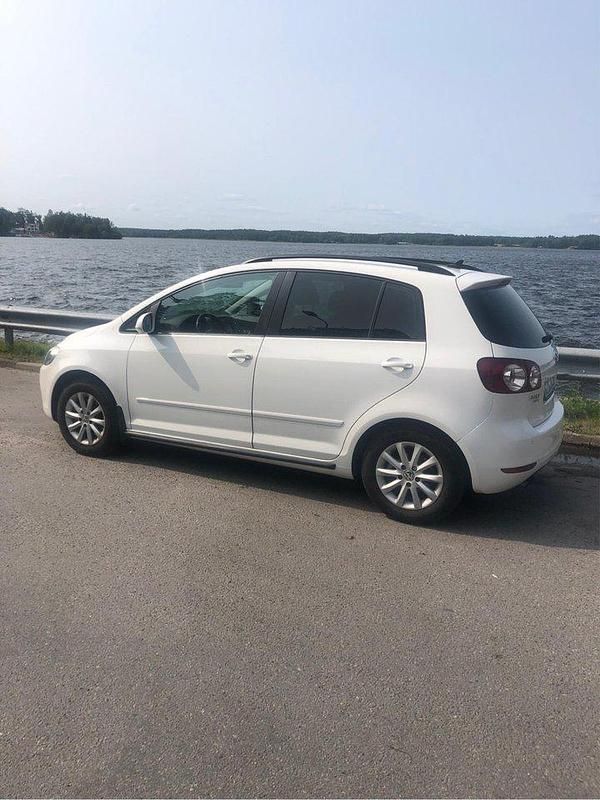 Vit Begagnad 2011 VW Golf Plus Cross Minibuss | 79 000 kr (Marknadspris) - Bild 1/3