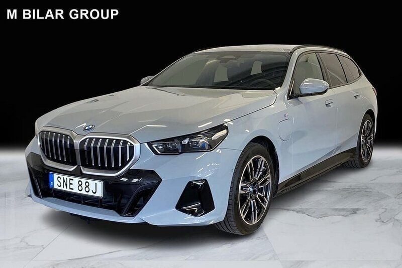 Grå Begagnad 2024 BMW 530e M Sport Kombi | 689 000 kr (Marknadspris) - Bild 1/4