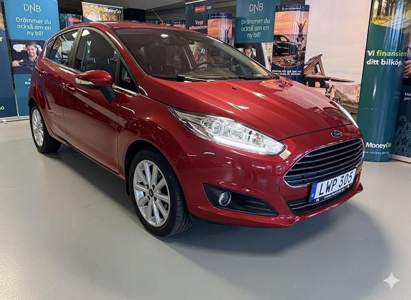 Röd Begagnad 2015 Ford Fiesta Titanium Halvkombi | 74 900 kr (Marknadspris) - Bild 1/4