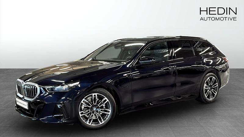 Svart (black) Begagnad 2025 BMW 530e M Sport Kombi | 648 700 kr (Marknadspris) - Bild 1/4