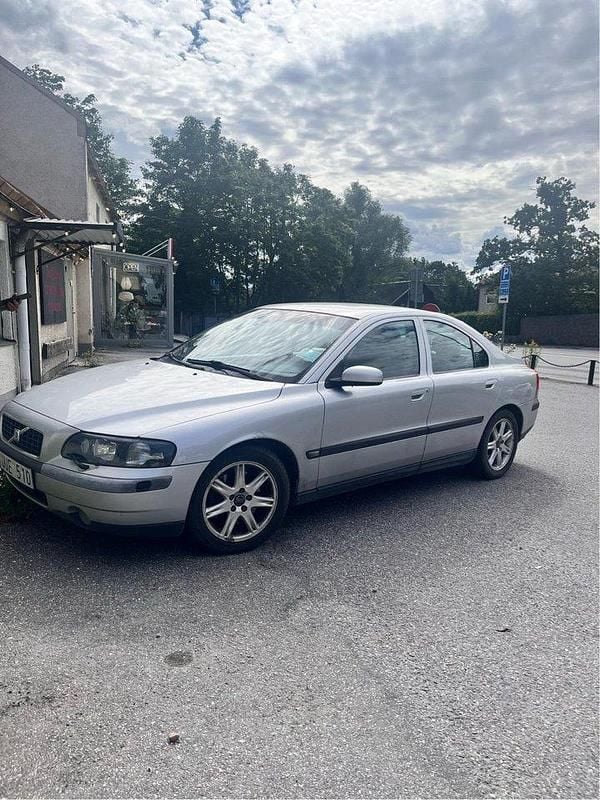 Grå Begagnad 2004 Volvo S60 Business Edition Sedan | 19 000 kr (Superpris) - Bild 1/4