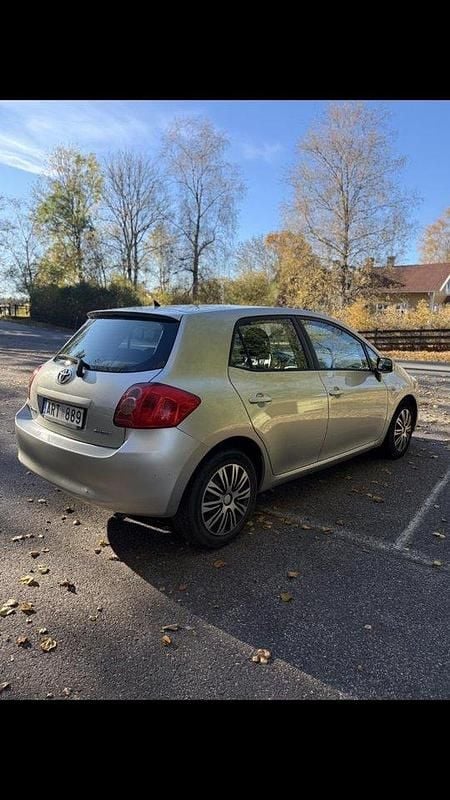 Silver Begagnad 2008 Toyota Auris Halvkombi | 49 000 kr (Marknadspris) - Bild 1/4