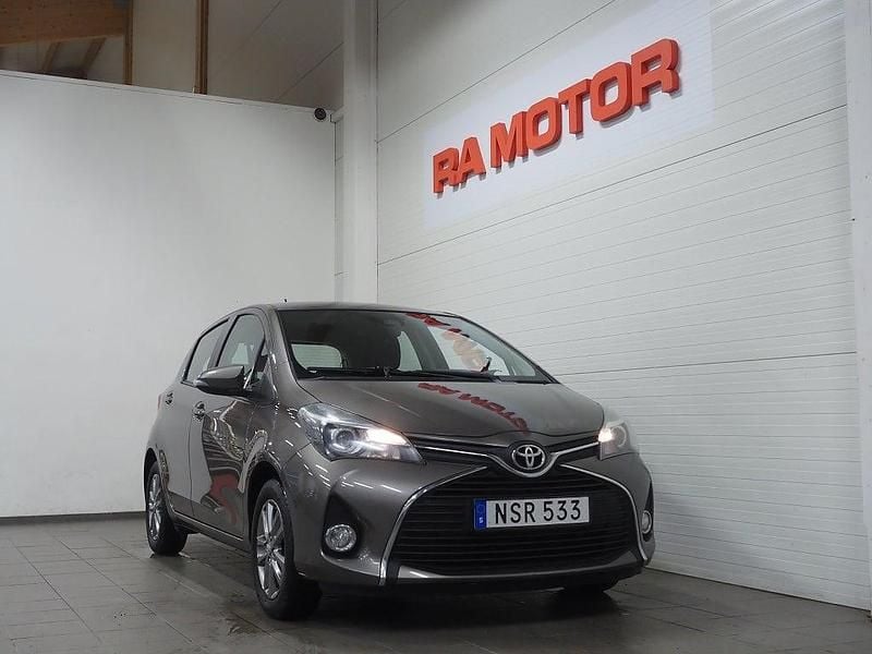 Grå Begagnad 2016 Toyota Yaris Active Halvkombi | 99 900 kr (Marknadspris) - Bild 1/3