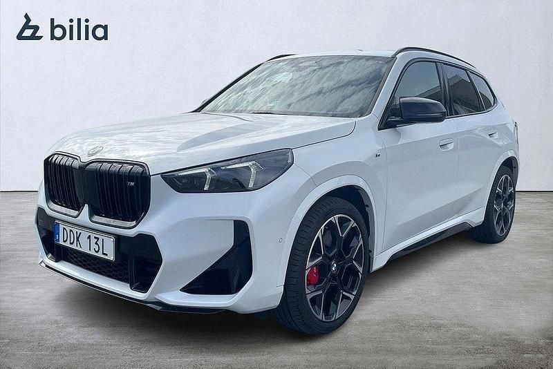 Vit (mineralvit metallic) Begagnad 2024 BMW X1 M Sport SUV | 569 900 kr - Bild 1/3