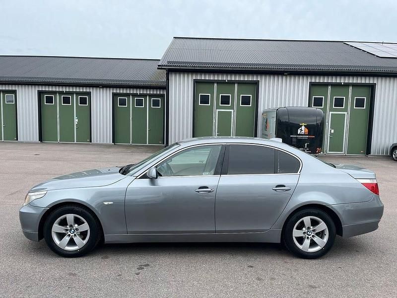 Ljusgrå Begagnad 2003 BMW 520 Sedan | 37 900 kr (Marknadspris) - Bild 1/4