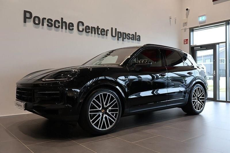 Svart Begagnad 2025 Porsche Cayenne SUV | 1 242 930 kr (Bra pris) - Bild 1/4