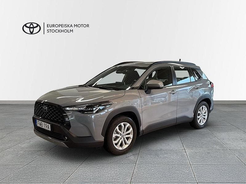 Grå Begagnad 2024 Toyota Corolla Cross Active SUV | 379 900 kr (Bra pris) - Bild 1/4