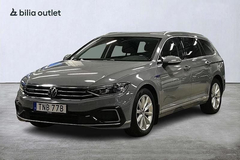 Grå Begagnad 2022 VW Passat GTE Kombi | 277 900 kr (Marknadspris) - Bild 1/3