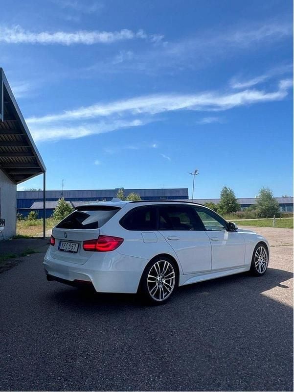 Vit Begagnad 2017 BMW 320 M Sport Kombi | 169 000 kr (Marknadspris) - Bild 1/4
