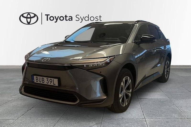 Silver Begagnad 2025 Toyota bZ4X Executive SUV | 439 000 kr (Marknadspris) - Bild 1/3
