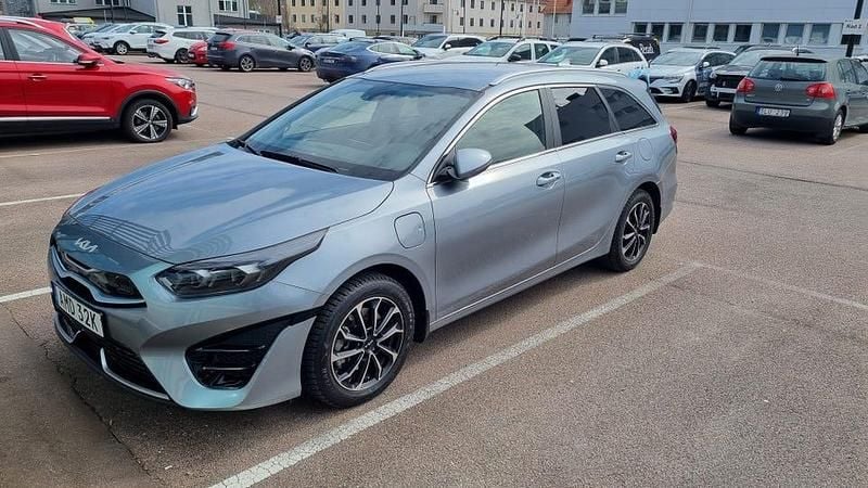 Silvergrå metallic Begagnad 2022 Kia Ceed Sportswagon Kombi | 210 000 kr (Superpris) - Bild 1/2