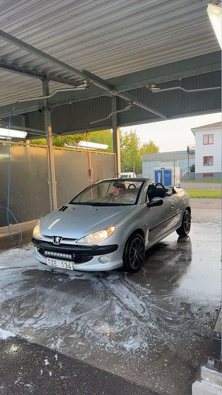 Grå Begagnad 2003 Peugeot 206 CC Cab | 23 000 kr (Marknadspris) - Bild 1/4