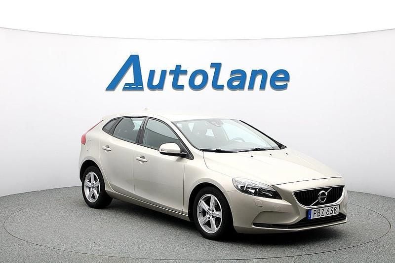 Luminious sand Begagnad 2016 Volvo V40 Halvkombi | 139 900 kr (Marknadspris) - Bild 1/3